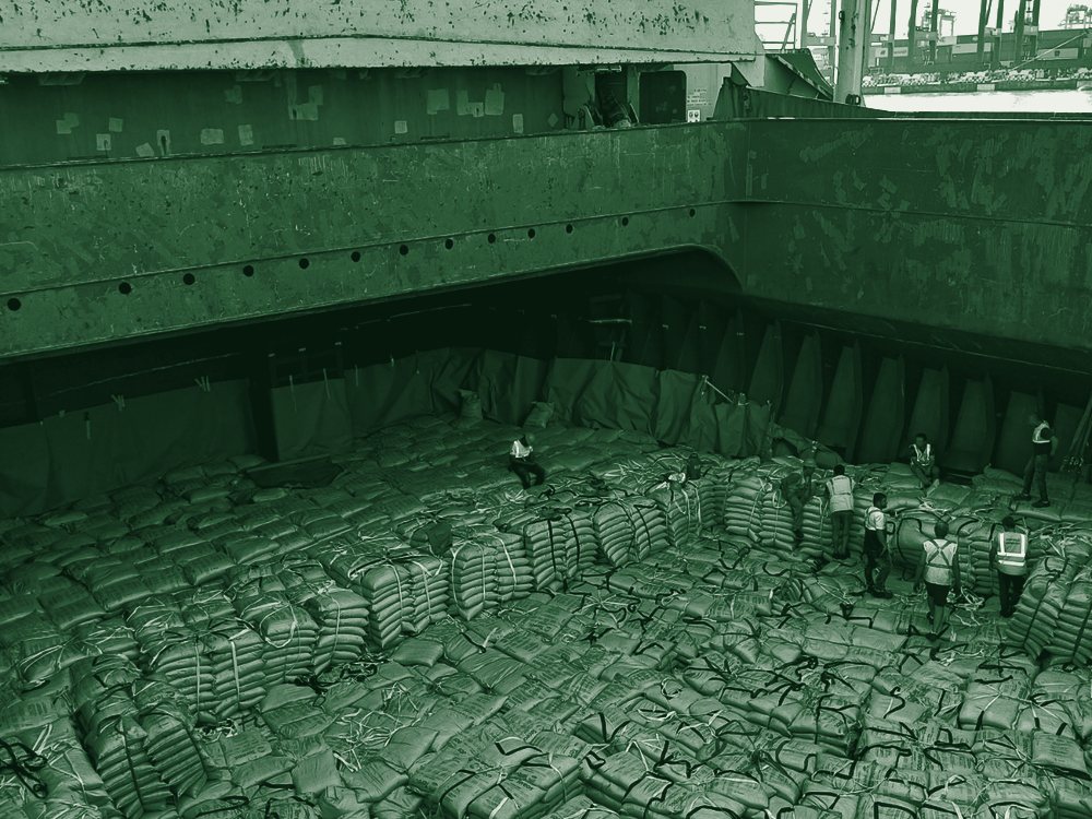 Porão de navio com carga geral em sacaria