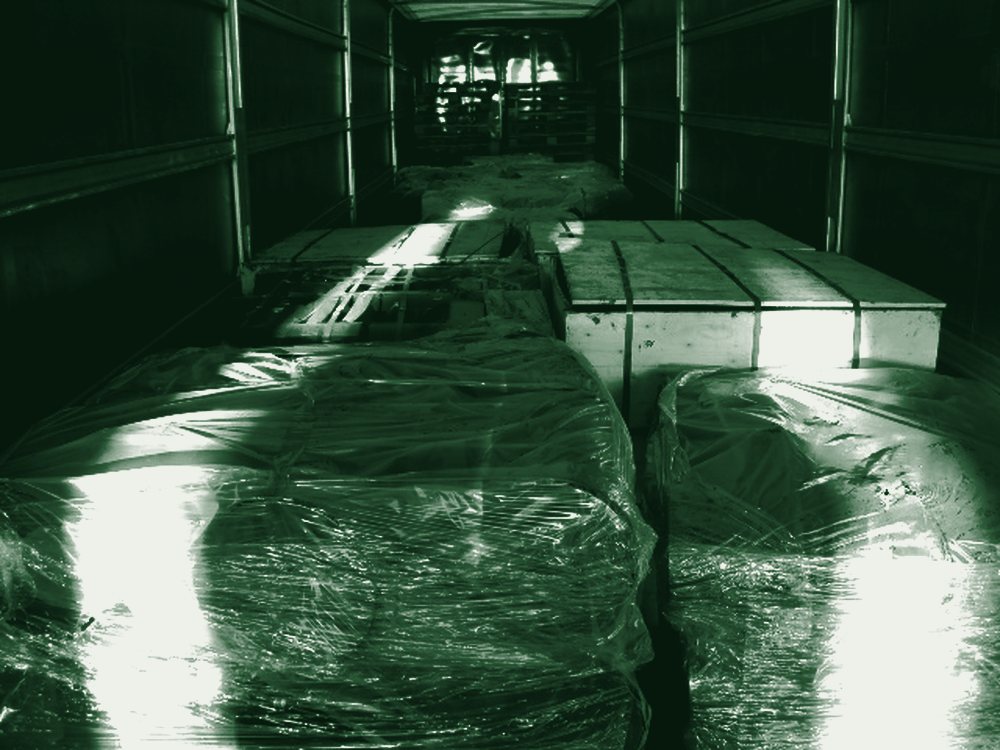 Interior de carreta com carga embalada