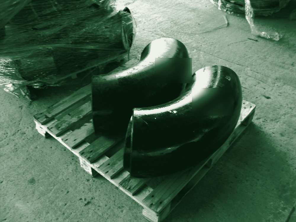 Peças de tubo curvo sobre pallet