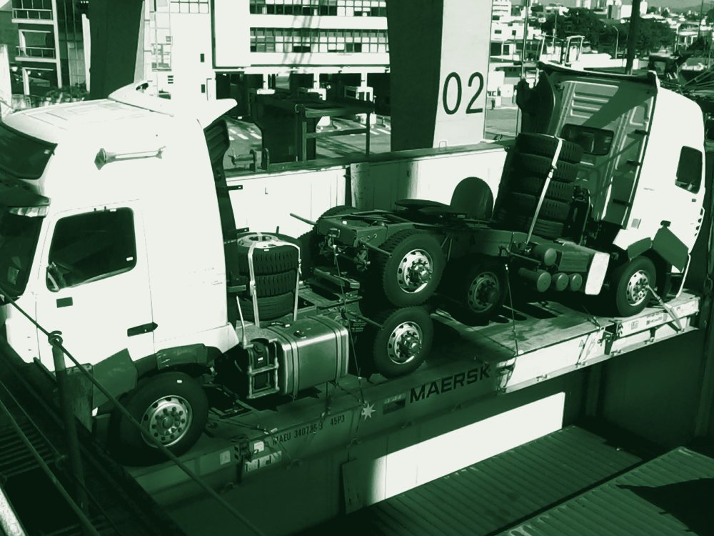 Flat rack com chassis de caminhão no terminal