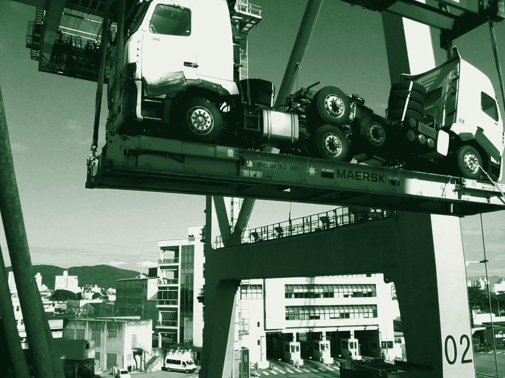Guindaste do porto içando flat rack com chassis